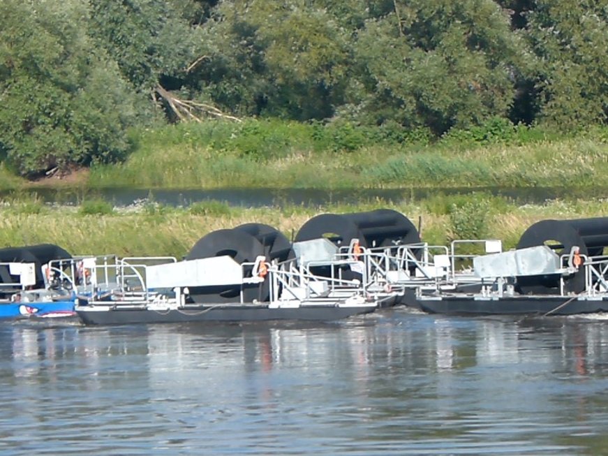 Fluss-Strom auf der Elbe – Federführend bei Montage und Betriebsüberwachung der Anlage ist das Stahlbauunternehmen SIBAU-Genthin und die D-I-E Elektro AG