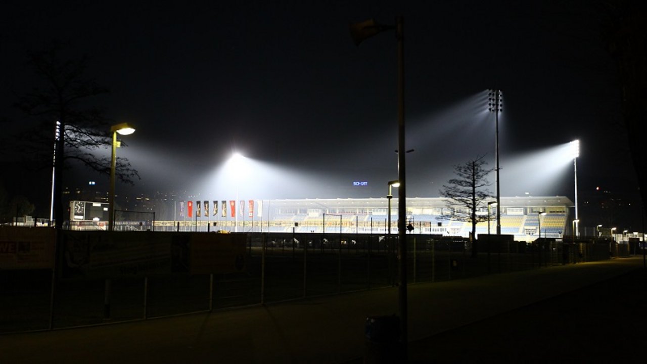 D-I-E Elektro AG wird wie geplant die Installation der neuen Flutlichtanlage im Ernst-Abbe-Sportfeld abschließen