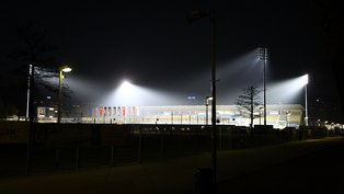D-I-E Elektro AG wird wie geplant die Installation der neuen Flutlichtanlage im Ernst-Abbe-Sportfeld abschließen