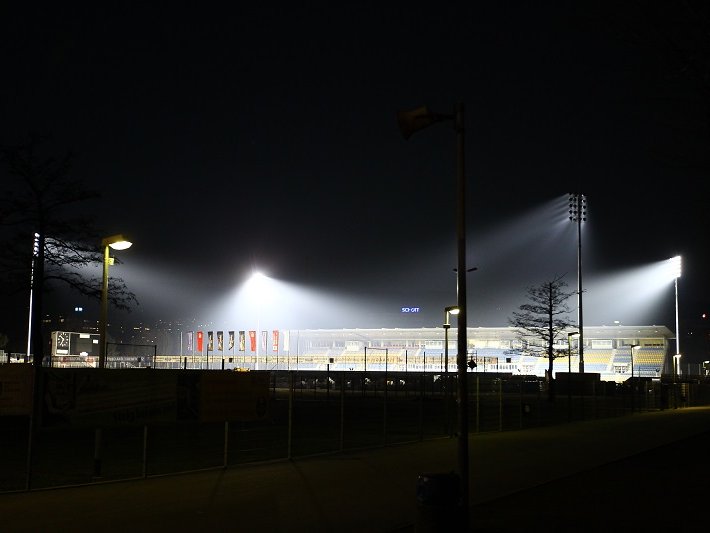 D-I-E Elektro AG wird wie geplant die Installation der neuen Flutlichtanlage im Ernst-Abbe-Sportfeld abschließen